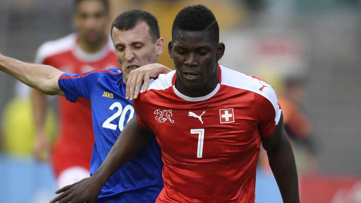 المهاجم السويسري بريل إيمبولو (19 عاماً): سجل 10 أهداف خلال 27 مباراة مع بازل، يعرف بسرعته الانفجارية وقدرته على حسم الفرص أمام المرمى، إضافة لرباطة جأشه. يسعى للفت أنظار أبرز أندية أوروبا هذا الصيف مثل زميله غرانيت تشاكا الذي انتقل لآرسنال مؤخراً.