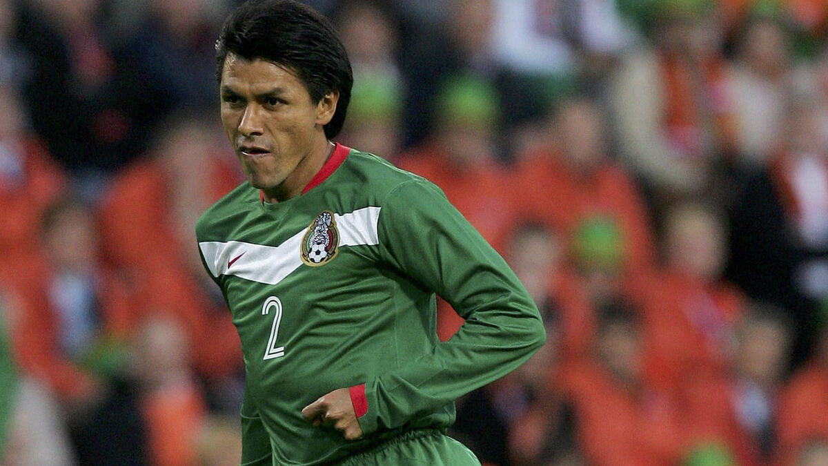 المدافع المكسيكي كلاوديو سواريز: شارك في 177 مباراة دولية ما بين عامي 1992 و2006 (13 عاماً و310 يوماً).