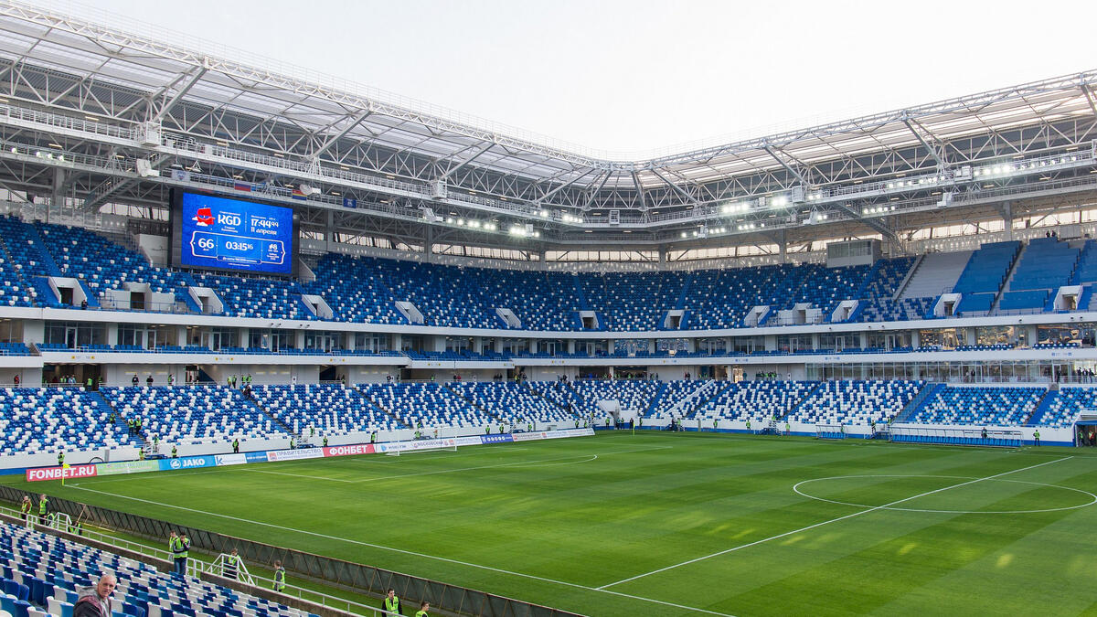 ملعب كاليننغراد في كاليننغراد: يتسع لـ 35,212 متفرجاً.