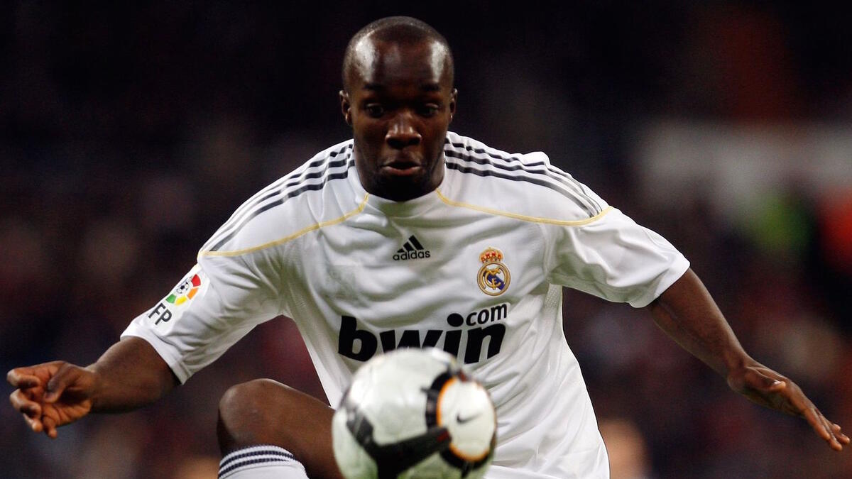 لاعب الارتكاز الفرنسي لاسانا ديارا: استقدمه ريال مدريد من بورتسموث عام 2009 مقابل 20 مليون يورو ليقدم مستويات أكسبته احترام مشجعي النادي، ولكن مورينيو الذي تولى تدريب الفريق عام 2010 فضل الاعتماد على سامي خضيرة ليتراجع اعتماده بالتالي على نجم الديوك.