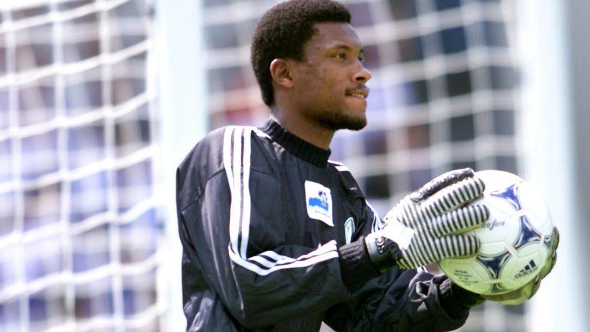 الحارس السعودي محمد الدعيع: شارك في 172 مباراة دولية ما بين عامي 1993 و2006 (13 عاماً و32 يوماً).