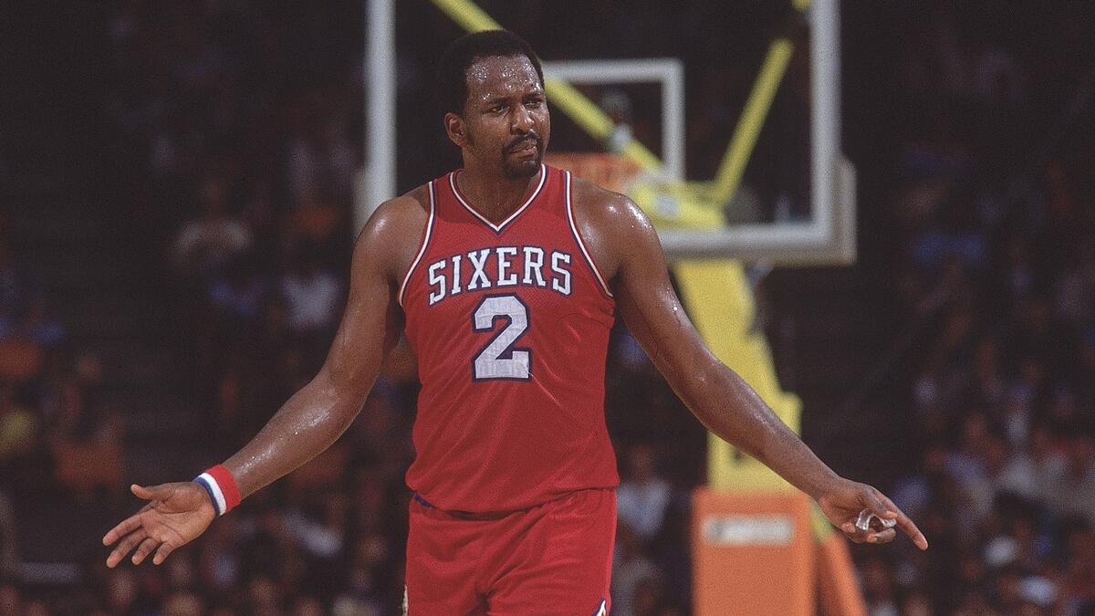 المركز التاسع - الأميركي موزيس مالون: لعب في بوفالو بريفز 1976، وهيوستن روكتس 1976-1982، وفيلادلفيا سفنتي سيكسرز 1982-1986 و1993-1994، وواشنطن بوليتس 1986-1988، وأتلانتا هوكس 1988-1991، وميلوكي باكس 1991-1993، وسان أنتونيو سبيرز 1994-1995، سجل 27.409 نقطة.