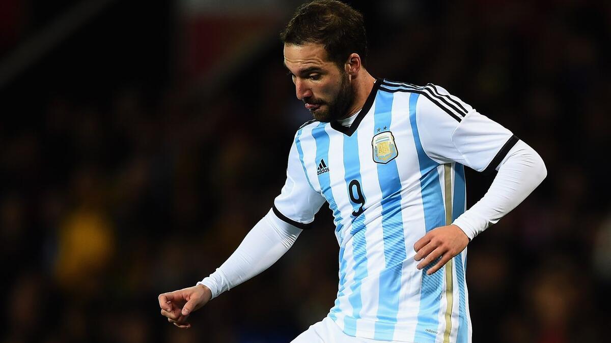 المهاجم الأرجنتيني غونزالو هيغواين: كان بإمكانه تمثيل فرنسا كونه ولد فيها، لكنه فضل لاحقاً الدفاع عن ألوان منتخب الأرجنتين (التانغو)