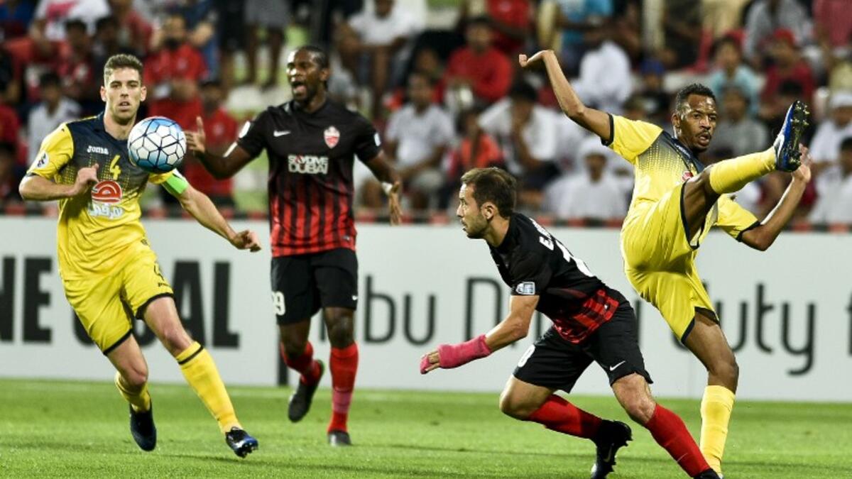 صراع على الكرة بين إيفرتون ريبييرو (وسط) لاعب الأهلي الإماراتي وريكاردو تافاريس ماكادو لاعب التعاون السعودي خلال لقاء الفريقين لحساب المجموعة الأولى من دوري أبطال آسيا على ملعب راشد بالنادي الأهلي.