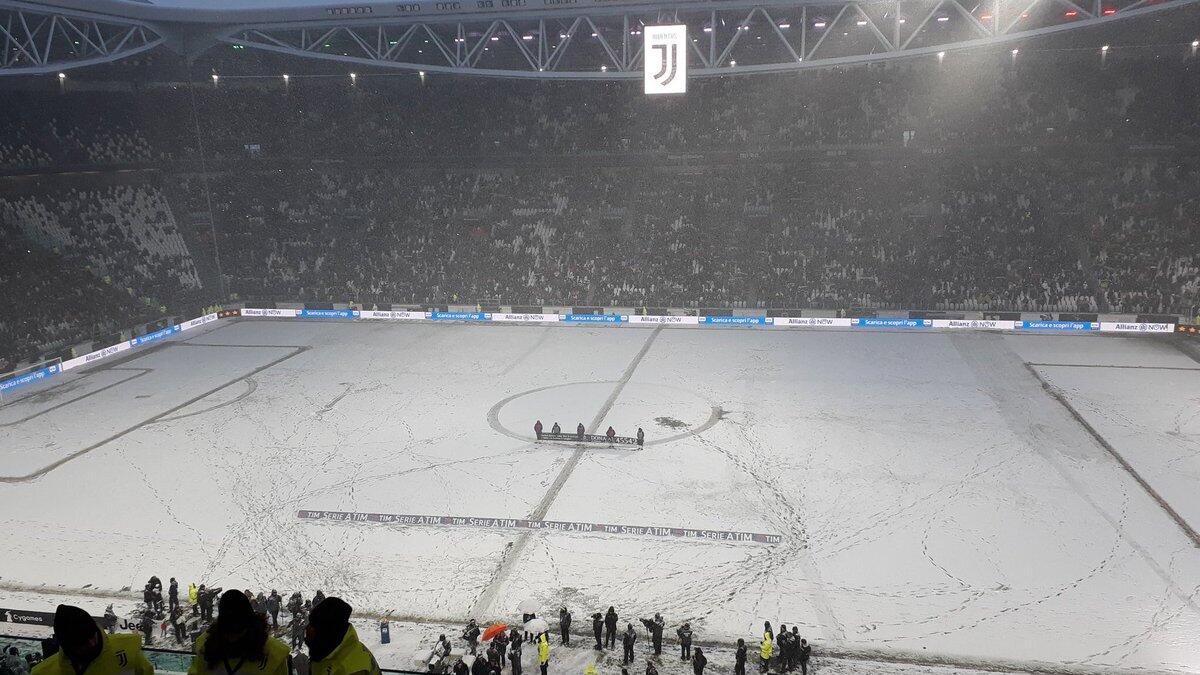 نظرة عامة لملعب آليانز الذي حال تساقط الثلوج دون استضافته لمباراة يوفنتوس وضيفه أتالانتا يوم الأحد الـ 25 من فبراير، إذ تم تأجيل اللقاء إلى موعد سيتم الكشف عنه لاحقاً.