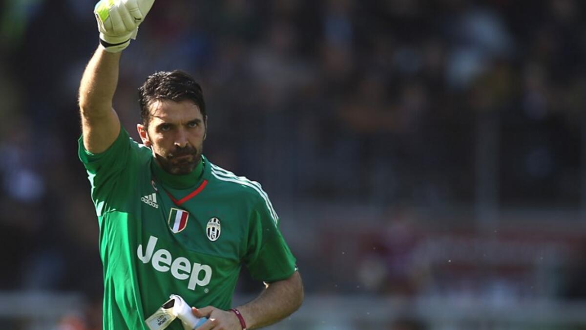 الحارس الإيطالي جيانلويجي بوفون: لعب في صفوف يوفنتوس لـ 15 عاماً ونصف حتى الآن.