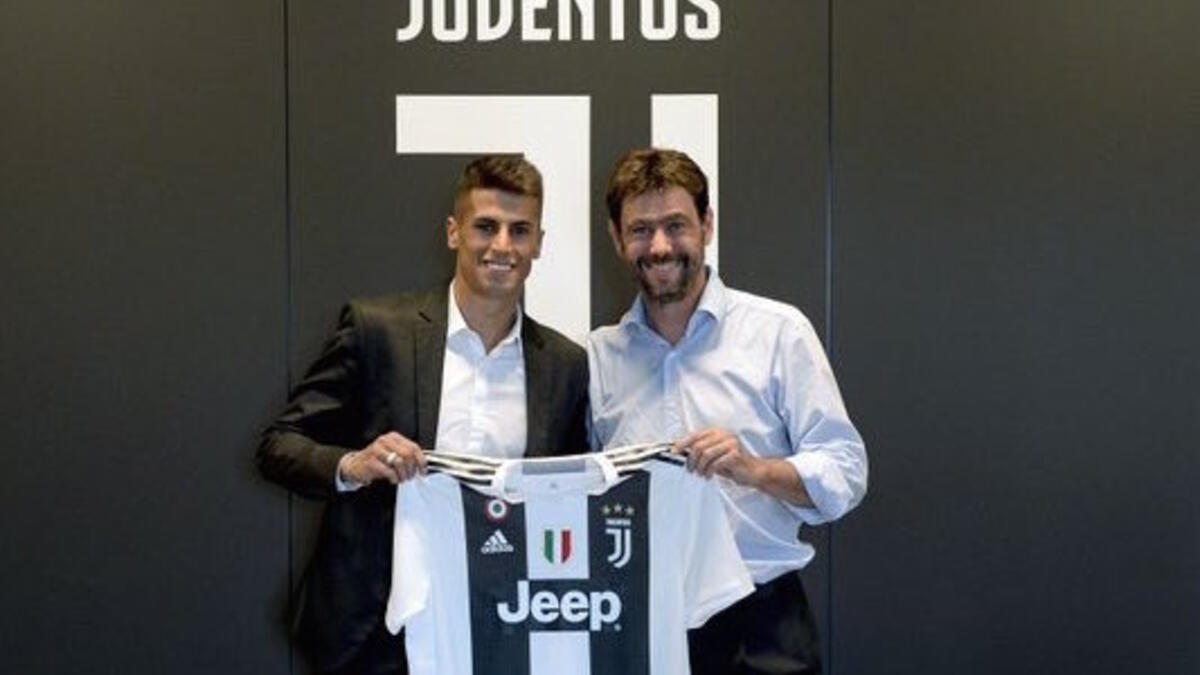 المركز العاشر: الظهير البرتغالي جواو كانسيلو - من فالنسيا إلى يوفنتوس عام 2018 مقابل 40.4 مليون يورو.