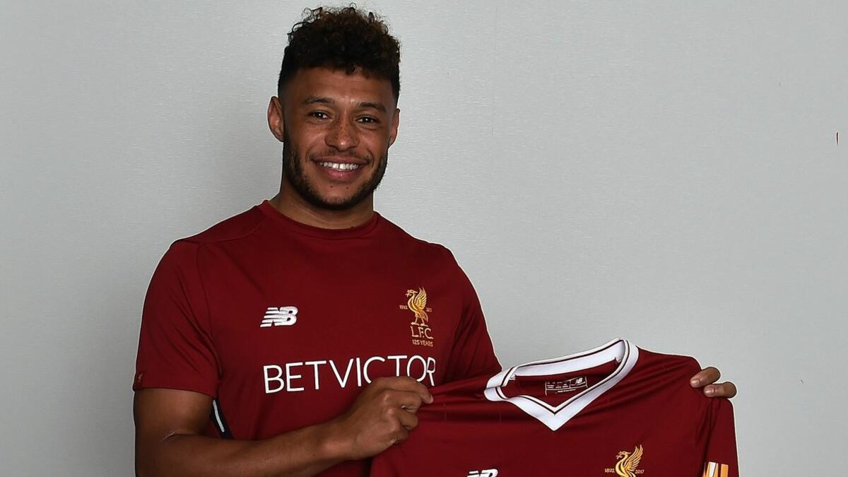 لاعب الوسط الإنجليزي أليكس أوكسلايد تشايمبرلين: من آرسنال إلى ليفربول مقابل 38 مليون يورو.