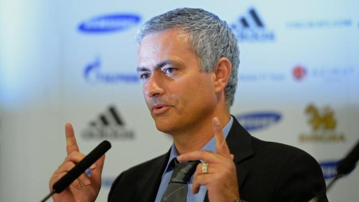 البرتغالي جوزيه مورينيو (تشلسي) برصيد 11887 نقطة.