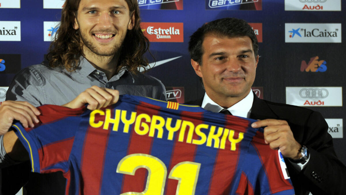 المدافع الأوكراني ديميترو تشيغرينسكي: كان انضمامه لبرشلونة عام 2009 مقابل 25 مليون يورو من شاختار دونيتسك أمراً غريباً إذ أنه شارك لموسم واحد فقط وفشل في الظهور فيه بالشكل اللائق. خاض 14 مباراة فقط مع البارسا قبل أن يباع لشاختار مقابل 15 مليون يورو في صيف 2010.