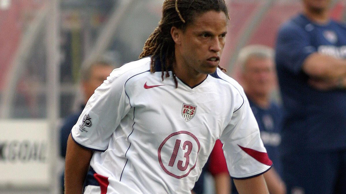 لاعب الوسط الأميركي كوبي جونز: شارك في 164 مباراة دولية ما بين عامي 1992 و2004 (12 عاماً و36 يوماً).