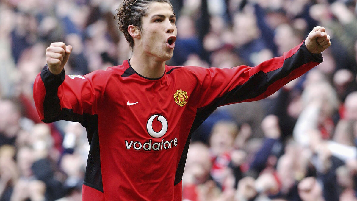 المركز التاسع: المهاجم البرتغالي كريستيانو رونالدو عام 2004، حين تألق بقميص مانشستر يونايتد ببلوغه 19 عاماً و10 أشهر.