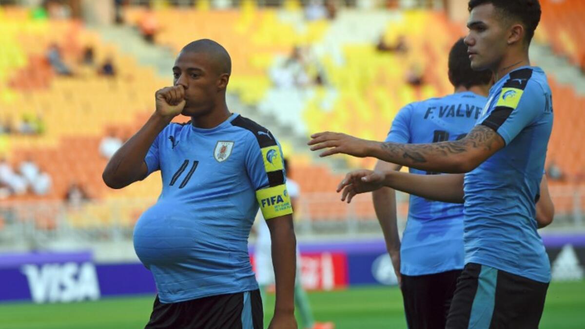 Uruguay's Nicolas De La Cruz (L) celebrates scoring during their U-20 World Cup round of 16 football match between Uruguay and Saudi Arabia in Suwon on May 31, 2017.
JUNG Yeon-Je / AFP