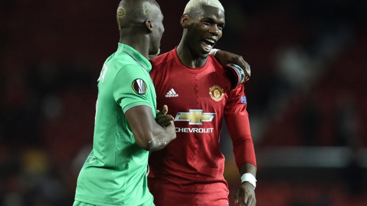 الشقيقان بول (يمين) وفلورنتين بوغبا بعد نهاية مباراة فريقيهما مانشستر يونايتد وسانت إيتيان على التوالي والتي انتهت بفوز الشياطين الحمر بثلاثيةٍ نظيفة ضمن ذهاب دور الـ 32 من الدوري الأوروبي.