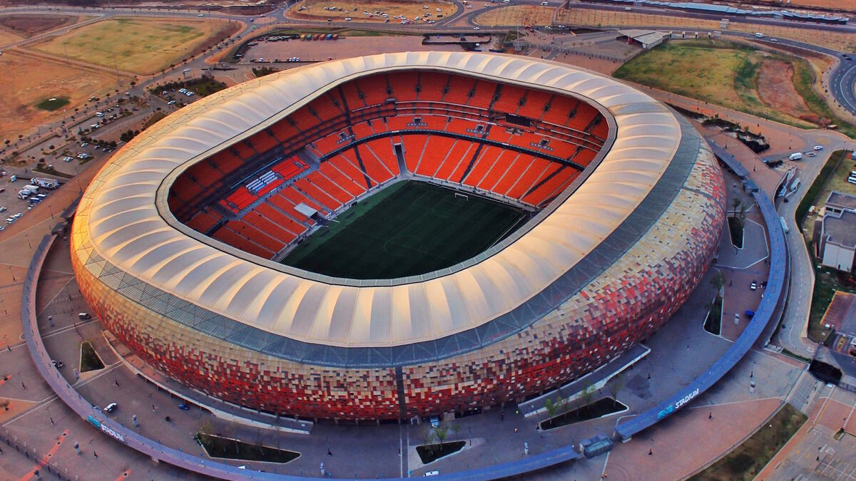 5- ملعب إف إن بي في جوهانسبيرغ (جنوب إفريقيا) بسعة 94,736 متفرجاً.