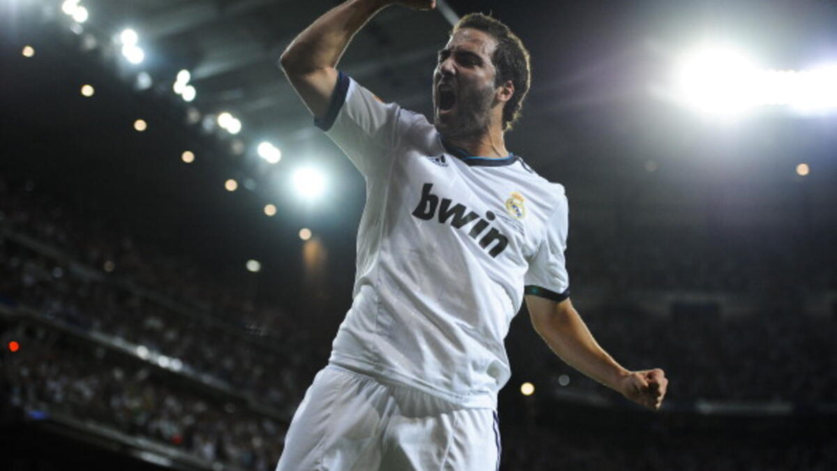 المهاجم الأرجنتيني غونزالو هيغواين (من ريفر بلايت إلى ريال مدريد) عام 2007 مقابل 12 مليون يورو.