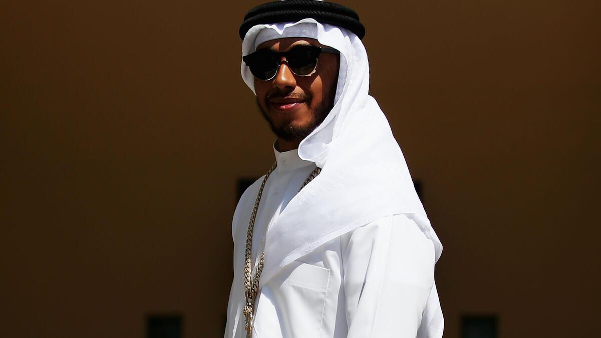 سائق مكلارين مرسيدس البريطاني لويس هاميلتون يرتدي الزي العربي خلال تواجده في البحرين للمشاركة في سباق الجائزة الكبرى لفورميولا 1