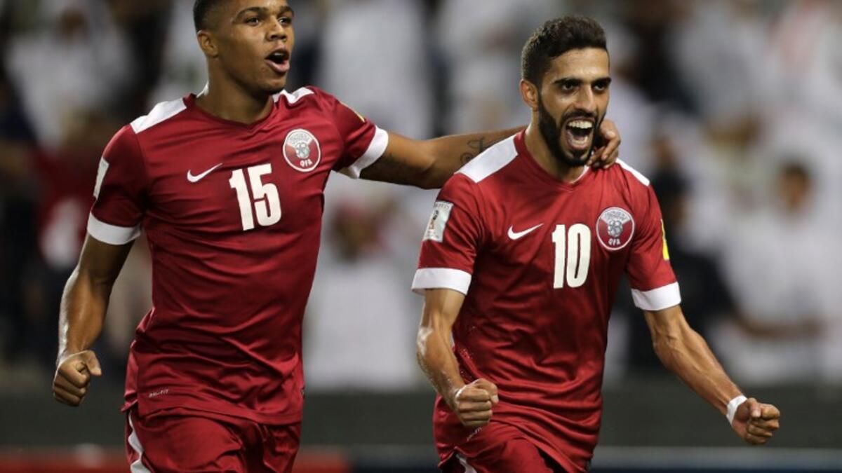 لاعب الوسط القطري حسن الهيدوس (يمين) يحتفل بهدفه في مرمى منتخب سوريا