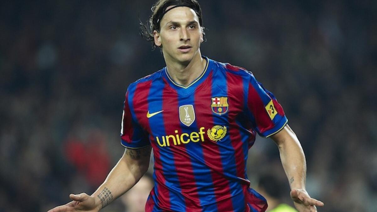 10- المهاجم السويدي زلاتان إبراهيموفيتش: من إنتر إلى برشلونة مقابل 69.5 مليون يورو عام 2009.