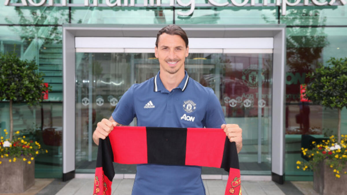 المهاجم السويدي زلاتان إبراهيموفيتش (مانشستر يونايتد): يتقاضى 37 مليون دولار سنوياً من ضمنها 7 ملايين دولار يتقاضها كعوائد من الإعلانات فيما يحصل على 30 مليون دولار كراتبٍ سنوي.