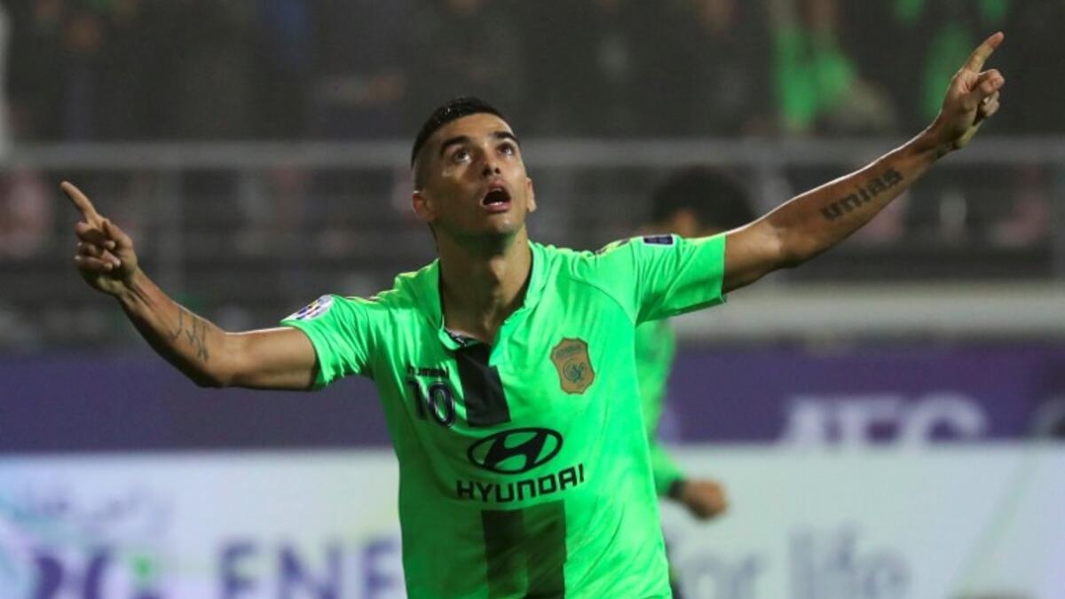 ليوناردو لاعب جيونبوك الكوري الجنوبي يقود فريقه للفوز على العين بهدفين لهدف في لقاء ذهاب نهائي دوري أبطال آسيا