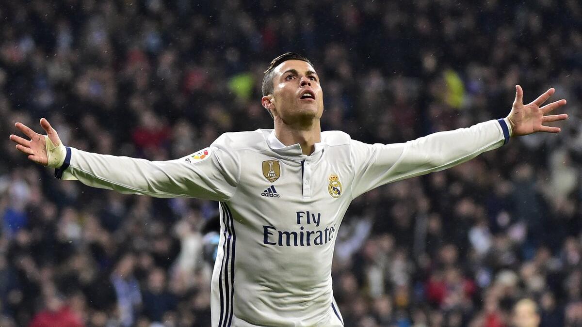 المهاجم البرتغالي كريستيانو رونالدو: من مانشستر يونايتد إلى ريال مدريد عام 2009 مقابل 94 مليون يورو.