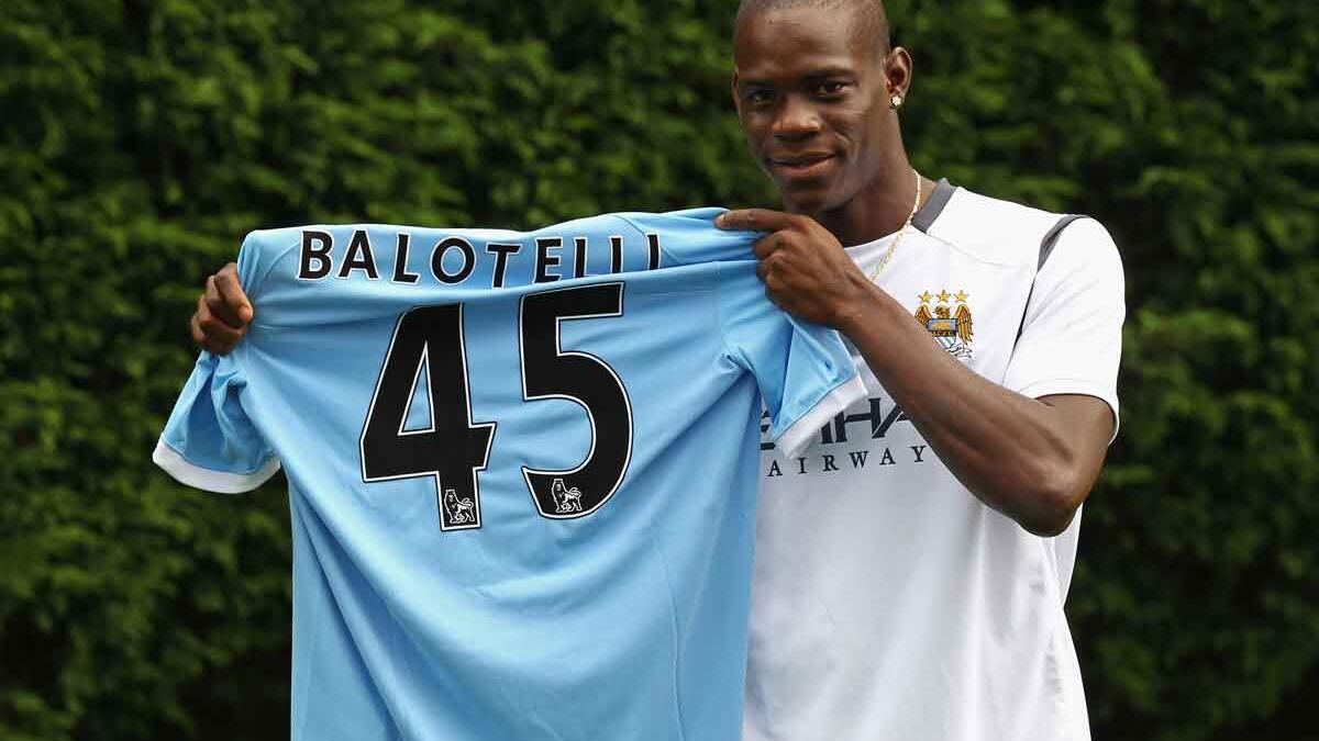 2010: المهاجم الإيطالي ماريو بالوتيلي (مانشستر سيتي)