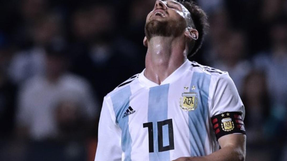 ليونيل ميسي: أدانته محكمة إسبانية بالسجن 21 شهراً بعد أن اتهم ووالده منتصف 2016 بتهرب بقيمة 4.16 مليون يورو من حقوق صورته تلقاها في الفترة بين 2007 و2009 عبر شركات وهمية. دفع 1.3 مليون يورو للنجاة من العقوبة واعتبر التعويض السريع للمبلغ المستحق عاملاً مخففاً.