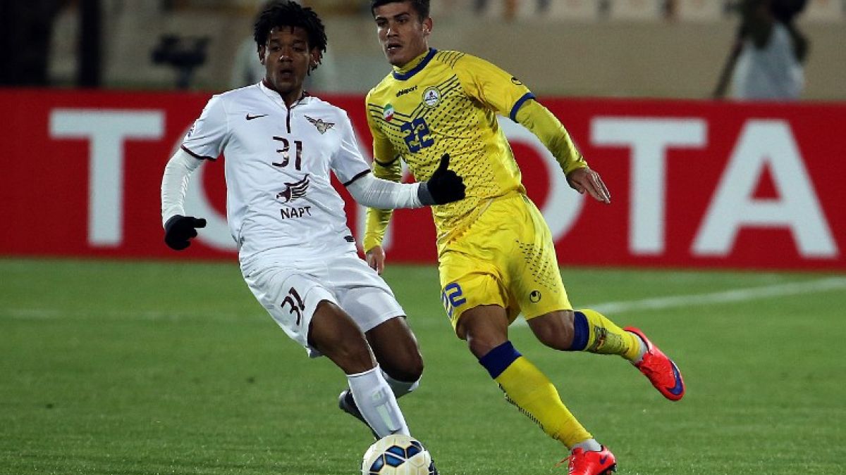 Naft Tehran's Reza Aliyari (L) and Qatar's El Jaish player Ricardo Romarinho chase the ball during AFC Champions League 3rd qualifying round play-off football match at the Azadi stadium in Tehran on February 9, 2016.