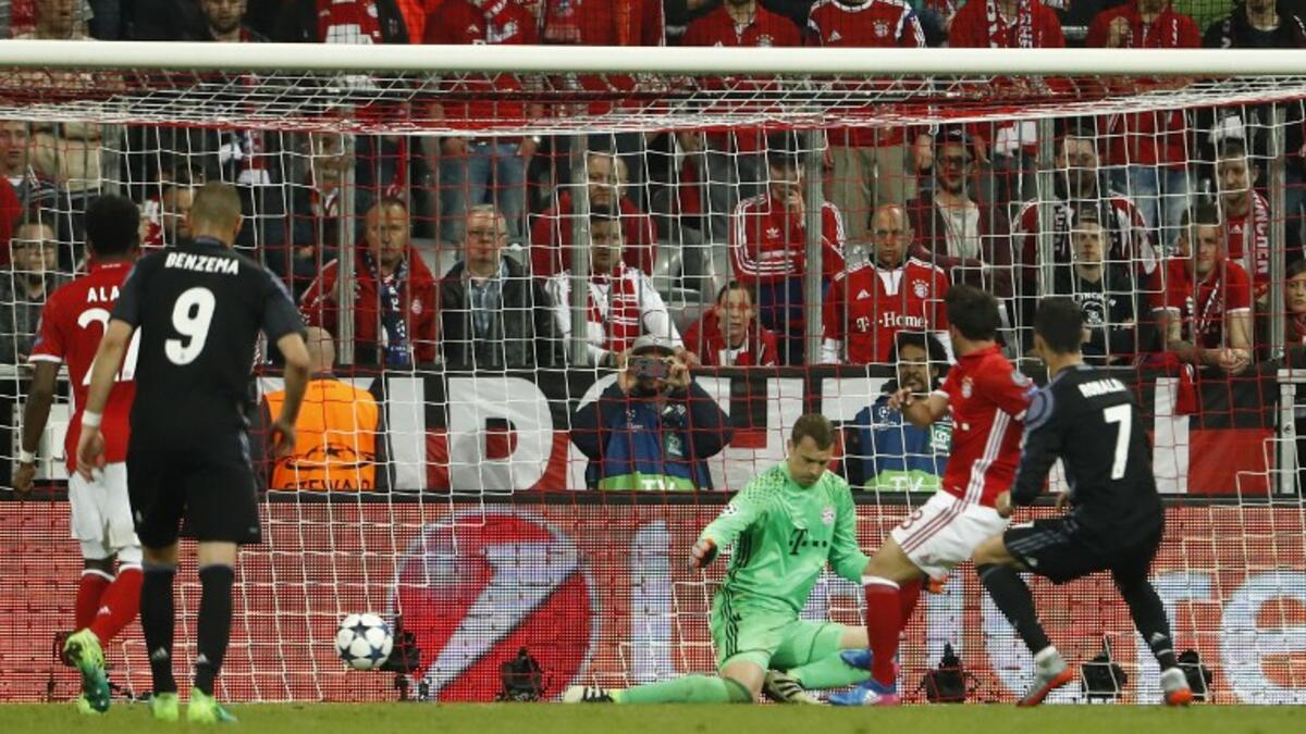 بايرن ميونيخ 1-2 ريال مدريد: سجل كريستيانو رونالدو نجم الملكي هدفه المئوي في مسابقات الاتحاد الأوروبي لكرة القدم (يويفا) بين ساقي مانويل نوير حارس الفريق البافاري العملاق، بواقع: 84 هدفاً رفقة الريال، و16 هدفاً مع مانشستر يونايتد.