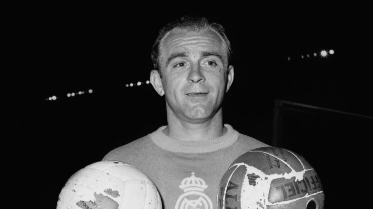 المركز السابع: المهاجم الأرجنتيني ألفريدو دي ستيفانو (ريال مدريد): من عام 1955 حتى 1964 - سجل 49 هدفاً في 58 مباراة.