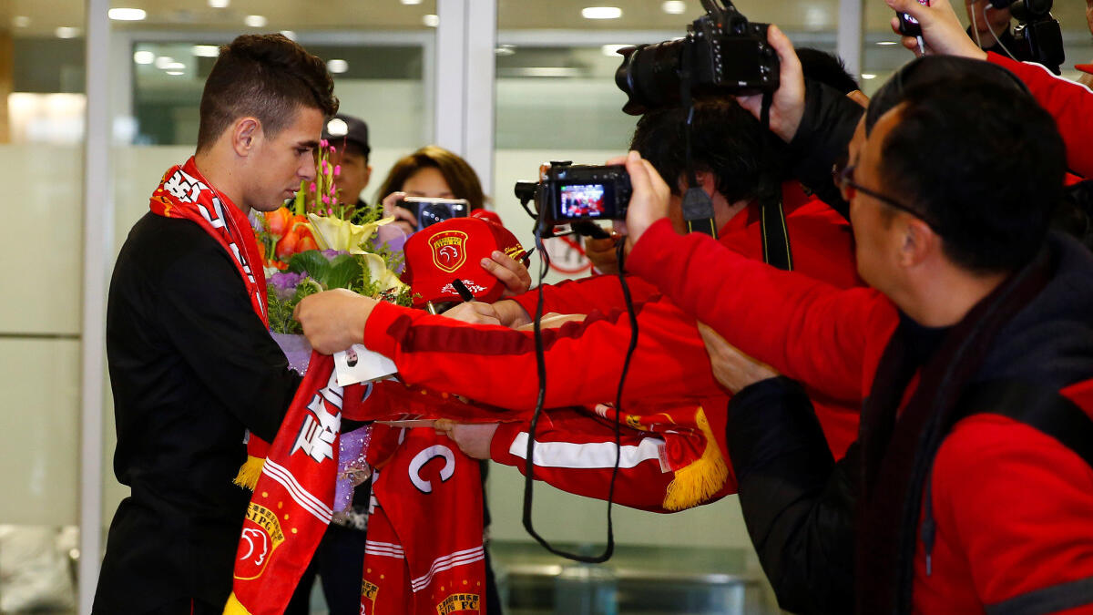 المركز الثالث: لاعب الوسط البرازيلي أوسكار دوس سانتوس - من تشلسي إلى شنغهاي إس آي بي جي مقابل حوالي 61 مليون يورو.