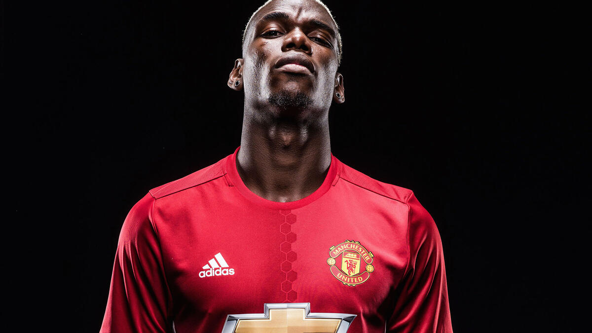 لاعب الوسط الفرنسي بول بوغبا: من يوفنتوس إلى مانشستر يونايتد عام 2016 مقابل 105 ملايين يورو.