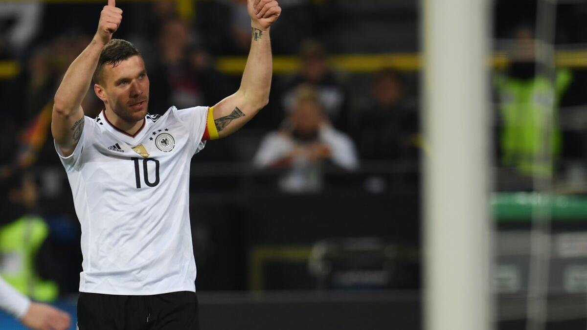 لوكاس بودولسكي مهاجم منتخب ألمانيا يحيي جماهير ملعب سيغنال إيدونا بارك في مباراته الاعتزالية دولياً والتي جمعت المانشافت بمنتخب إنجلترا وانتهت بفوز صاحب الضيافة بهدفٍ وحيد إثر تسديدة صاروخية رائعة من توقيع بودولسكي نفسه.