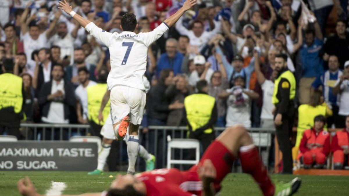 ريال مدريد 4-2 بايرن ميونيخ: نجح كريستيانو رونالدو نجم الفريق الملكي في تسجيل هاتريك رفع به رصيده إلى 100 هدفٍ في دوري الأبطال، كما دك شباك العملاق مانويل نوير 5 مرات في مواجهتي الذهاب والعودة.