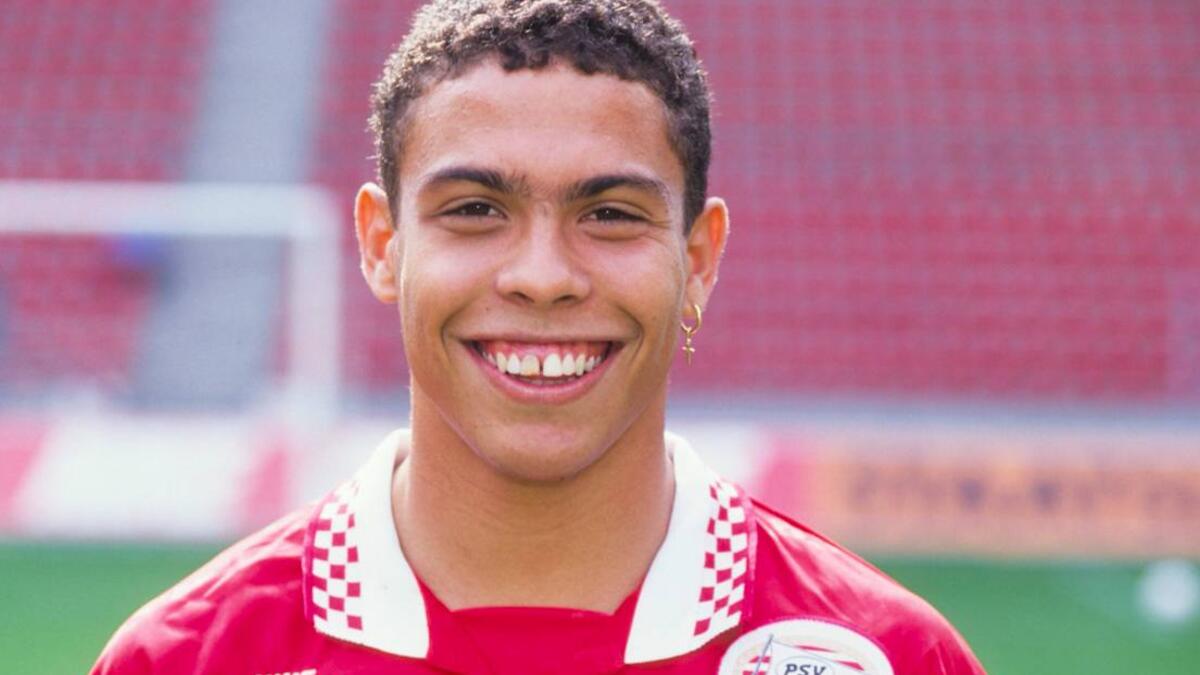 المركز الرابع: المهاجم البرازيلي رونالدو الذي كان عمره 19 عاماً وشهراً عام 1995 عندما كان لاعباً في صفوف آيندهوفن.