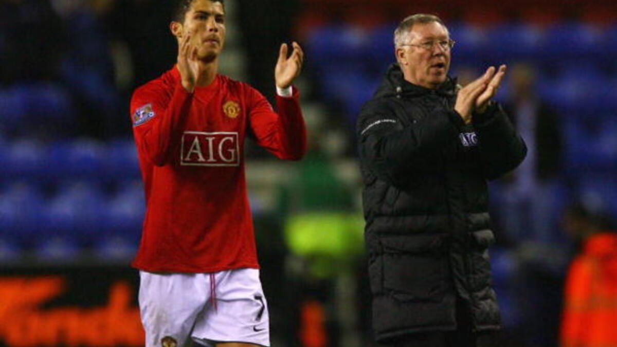 الجناح البرتغالي كريستيانو رونالدو: جاء من سبورتينغ لشبونة عام 2003 مقابل 12.24 مليون جنيه، صقل مهاراته وشخصيته تحت إشراف أليكس فيرغسون، فاز بالبريميير ليغ 3 مرات، وبدوري أبطال أوروبا، وبكأس العالم للأندية، وبكأس الاتحاد الإنجليزي، وغيرها.