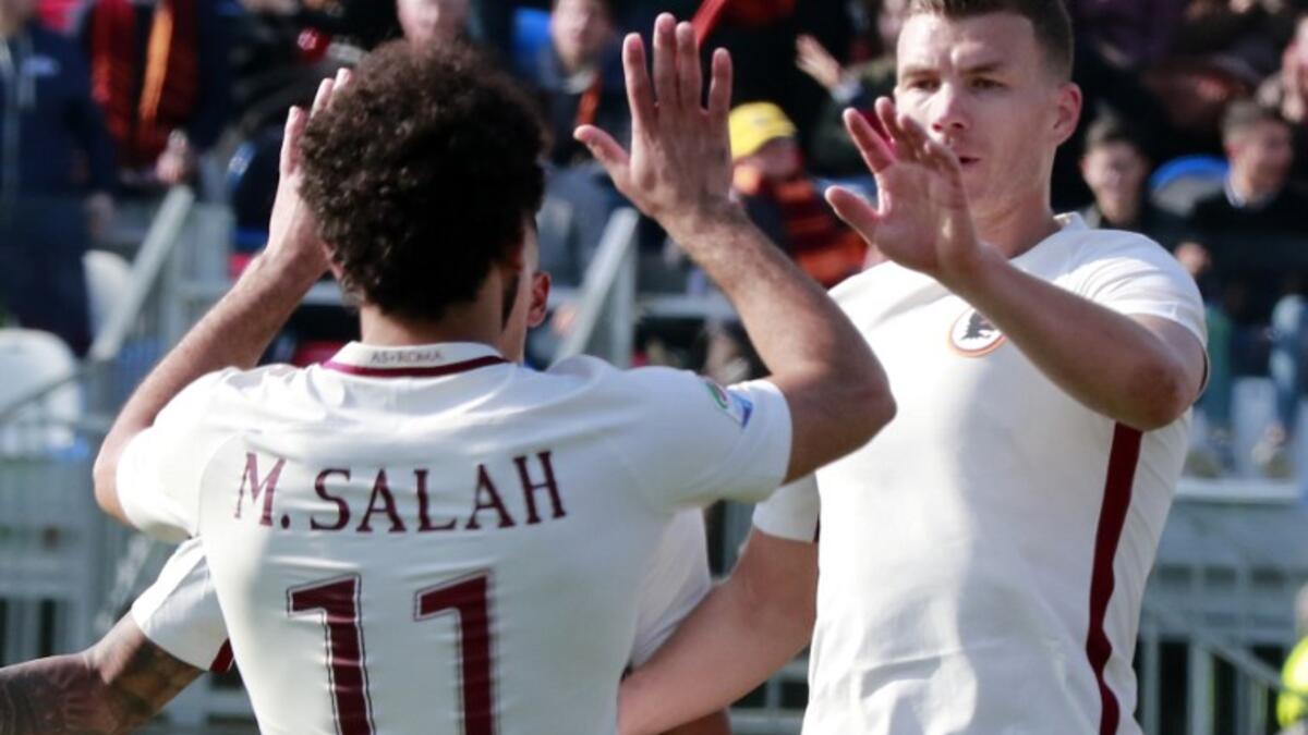 جناح روما محمد صلاح (يمين) يهنىء زميله إيدين دجيكو بهدفه في شباك كروتوني خلال المباراة التي أقيمت بين الفريقين على ملعب إيتيزيو شيدا ضمن الدوري الإيطالي.