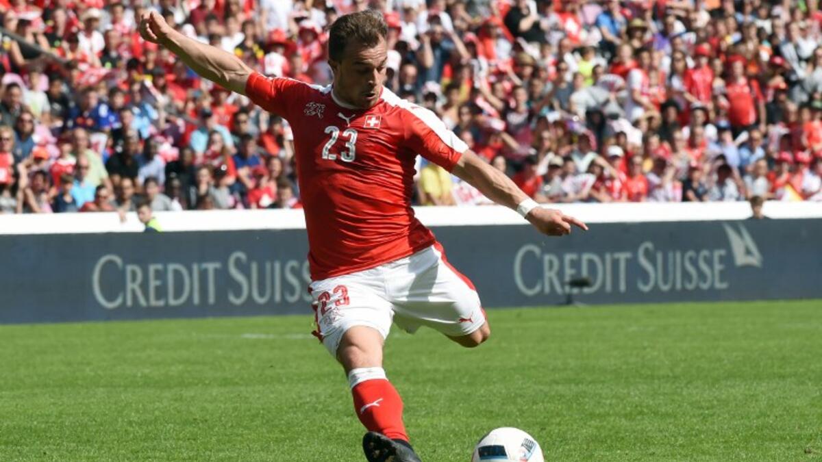 الجناح السويسري شيردان شاكيري (24 عاماً): من أصول كوسوفية ألبانية، مسلم يحتفل بعيد الميلاد. يشتهر بمهاراته وقدرته على التسجيل والتمرير بكلتا الساقين، لقب بـ "ميسي سويسرا" نظراً لقصر قامته ولمهاراته الفردية المشابهة لنظيره الأرجنتيني.