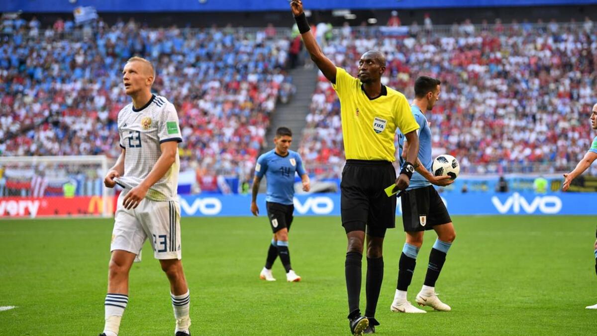 الظهير الأيمن الروسي إيغور سمولينكوف: رغم تألق منتخب بلاده وبلوغه ربع النهائي، إلا أن الظهير الأيمن شكل نقطة ضغف منتخب بلاده بعد تلقيه البطاقة الحمراء في خسارة فريقه الوحيدة في البطولة حتى الآن أمام أوروغواي ضمن دور المجموعات.