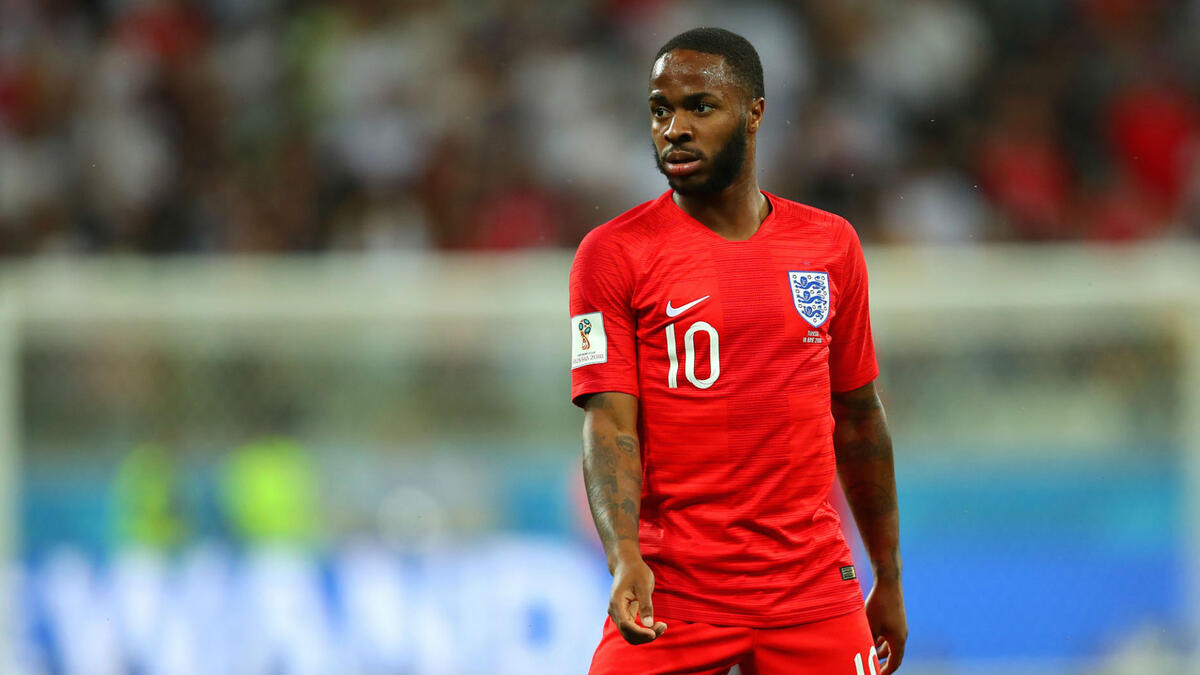 الوسط: الإنجليزي رحيم ستيرلينغ