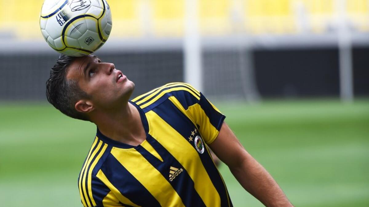 المهاجم الهولندي روبن فان بيرسي (فينيرباهتشة): يتقاضى 17 مليون دولار سنوياً من ضمنها راتب سنوي تصل قيمته لنحو 15 مليون دولار.