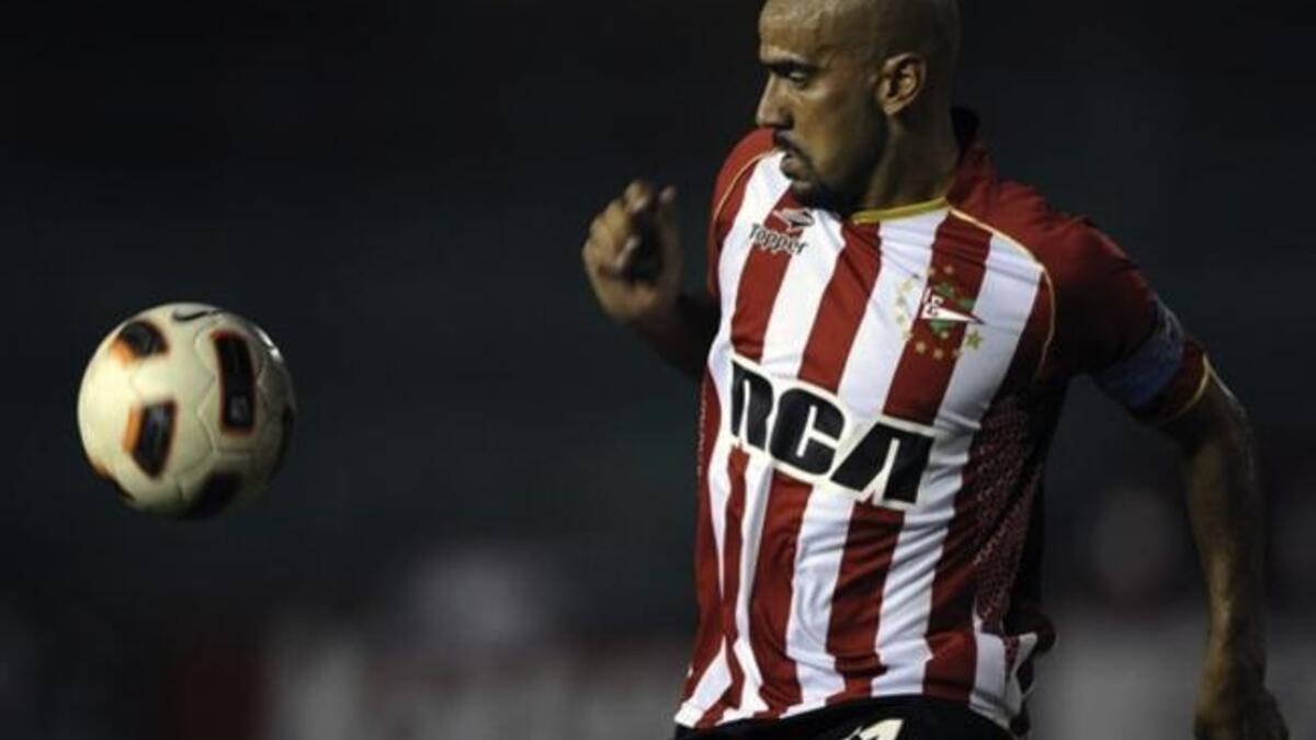 الأرجنتيني خوان فيرون انتقل من لاتسيو لمانشستر يونايتد مقابل 37.5 مليون جنيه استرليني عام 2001، وكان وقتها أغلى صفقة في تاريخ البريميير ليغ، ولكنه فشل في التأقلم مع أجواء الكرة الإنجليزية لينتقل بعدها إلى تشلسي وإنتر.