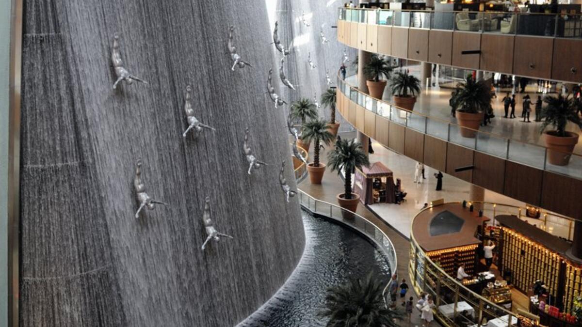 Human Sculptures at the Dubai Mall's Waterfalls. (emirateswoman.com)