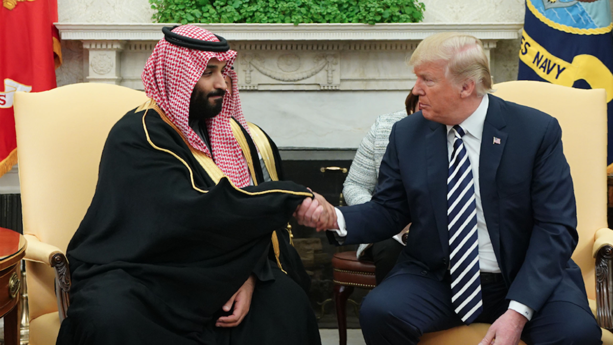 U.S. President Donald Trump (R) shakes hands with Saudi Arabia's Crown Prince Mohammed bin Salman in the Oval Office of the White House on March 20, 2018 in Washington, DC. (MANDEL NGAN / AFP)
