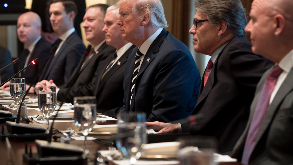 U.S. President Donald Trump (C) holds a lunch meeting with Saudi Arabia's Crown Prince Mohammed bin Salman, and members of his delegation, in the Cabinet Room of the White House in Washington, DC, March 20, 2018.  (SAUL LOEB / AFP)