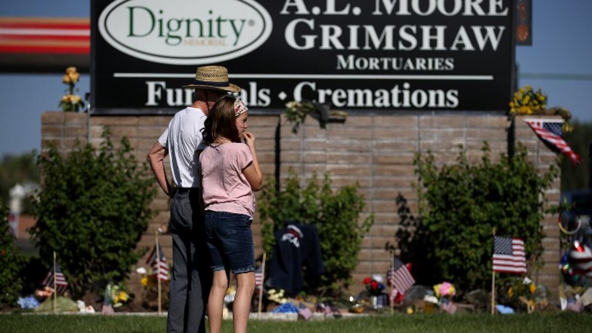 Mourners gather at a makeshift memorial for U.S. Sen. John McCain (R-AZ) outside of the A.L. Moore Grimshaw mortuary on August 27, 2018 in Phoenix, Arizona. (AFP)