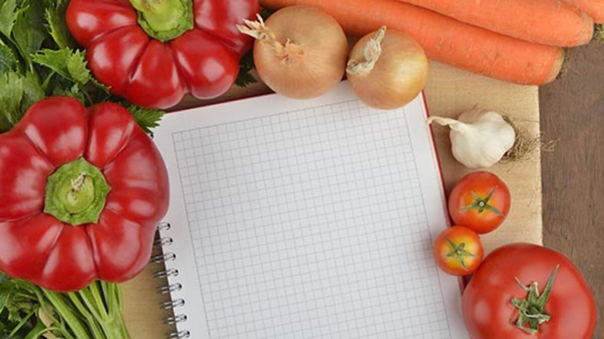 تقليل الزيارات إلى السوبرماركت، ووضع خطة تضع قائمة مفصلة بالمشتريات، ويجب ألا تستجيب لأي إغراء آخر سوى ما تتضمنه القائمة أثناء الشراء.