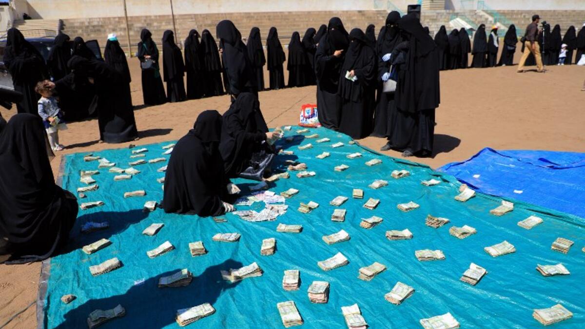 Huthi female supporters collect money to support Huthi militias fighting Saudi-backed Yemeni government forces in the port city of Hodeidah, during a rally in the capital Sanaa on November 10, 2018. 
Mohammed HUWAIS / AFP