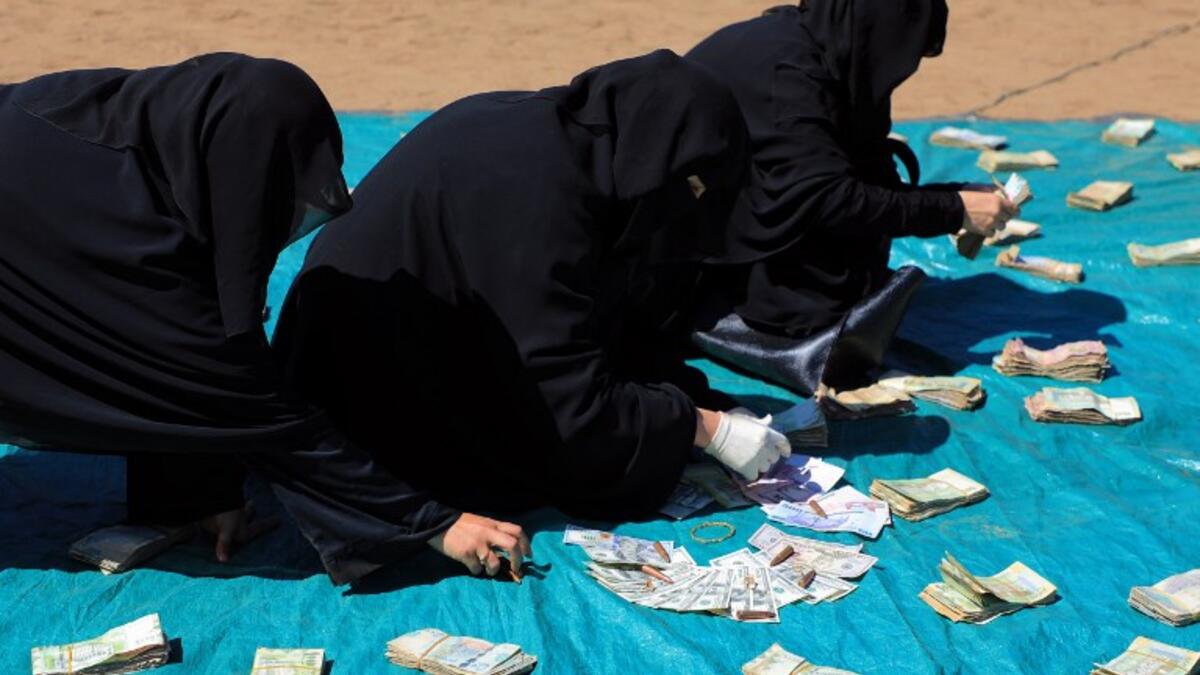 Huthi female supporters collect money to support Huthi militias fighting Saudi-backed Yemeni government forces in the port city of Hodeidah, during a rally in the capital Sanaa on November 10, 2018. 
Mohammed HUWAIS / AFP